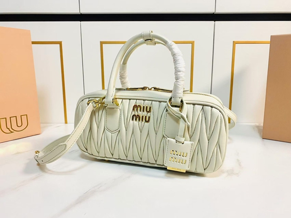 スーパーコピーブランドバッグ着用イメージ